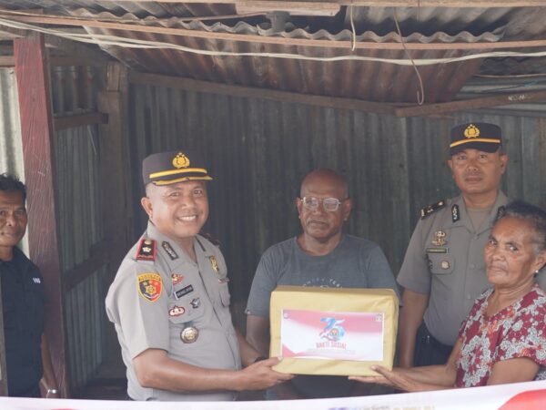 Sambut Hut Humas Polri Ke-75 Tahun 2026, Humas Polresta Manokwari Gelar Bakti Sosial Salurkan Sembako di Jalan Brawijaya Manokwari