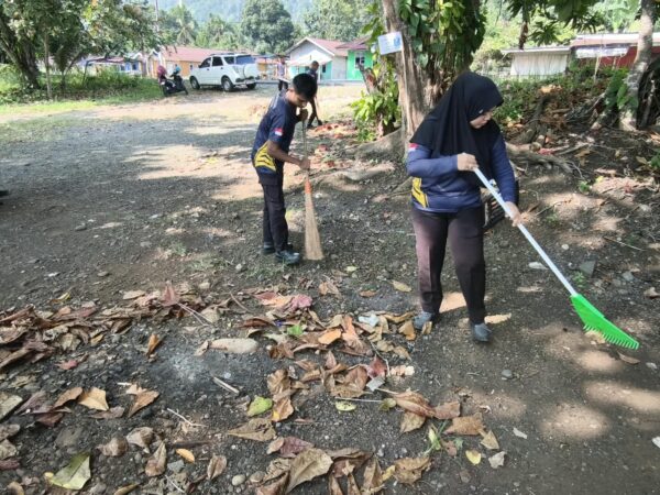 Ditbinmas Polda Papua Barat Gelar Green Policing Di Pantai Maruni, Ajak Masyarakat Jaga Kelestarian Lingkungan