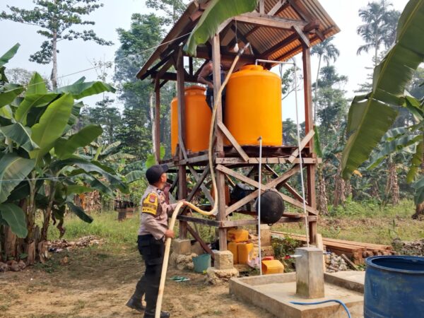 Peduli Warga di Tengah Musim Kemarau, Bhabinkamtibmas Polres Kaimana Salurkan Bantuan Air Bersih