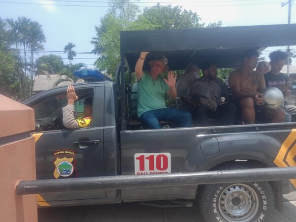 Respon Cepat Aduan Call Center 110, Polresta Manokwari Buru Pelaku Dan Evakuasi Turis Nederland Korban Penganiayaan di Jalan Asrama Tingkat Amban